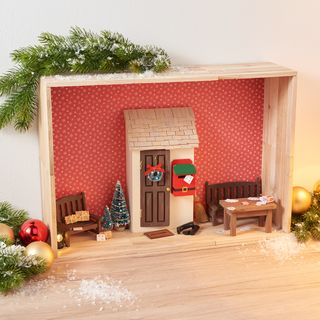 Wichteltürszene im Rahmen