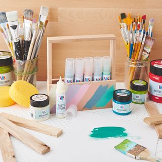 Kosz z uchwytem wykonany z klock&oacute;w rzemieślniczych