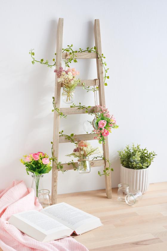 Leiter dekoriert mit Blumenvasen 
