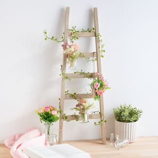 Drabina ozdobiona wazonami z kwiatami