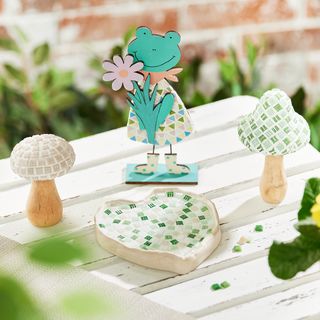 Scena z kąpieli dla ptak&oacute;w z mozaiką