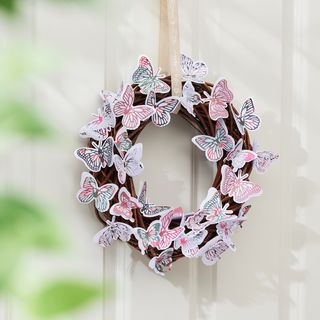 Kranz mit gestanzten Schmetterlingen