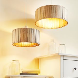 Lampy wiszące z abażurami z blok&oacute;w rzemieślniczych