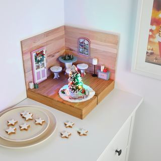 Miniaturowa sceneria świątecznego pokoju