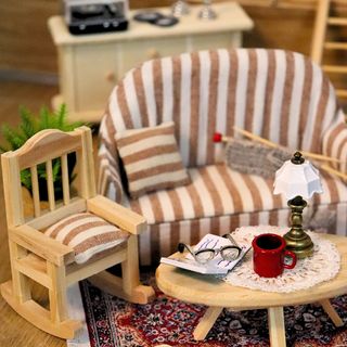Miniaturowa scena: kącik do czytania