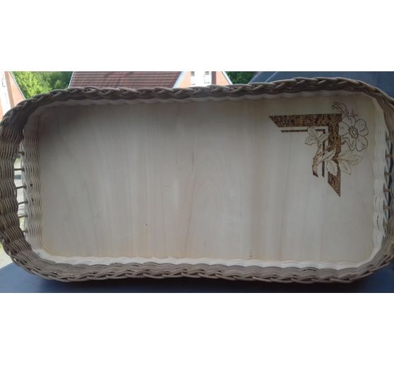 53_KS_Selbst geflochtenes Tablett mit selbstgestalteter Brandmalerei