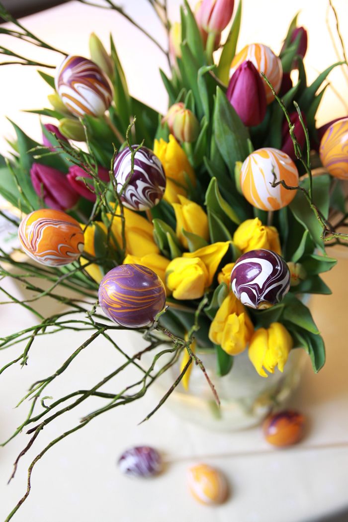 Ein bunter Ostergru&szlig;: Marmorierte Eier selbstgemacht mit Marabu easy marble