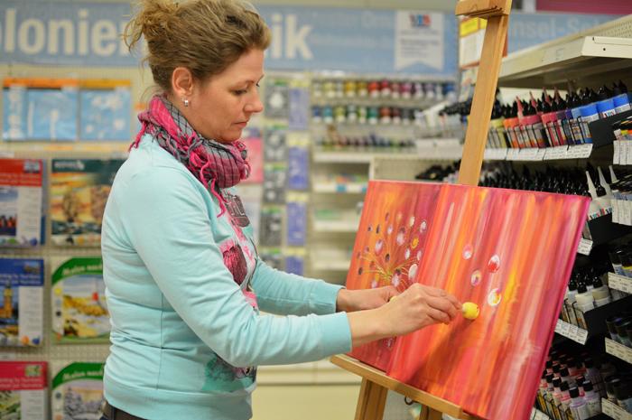 Mit dem Schwamm die Bl&uuml;ten auftupfen