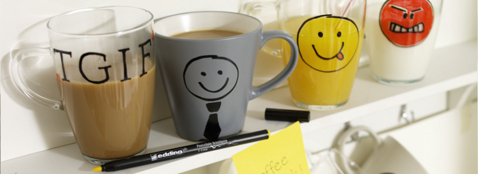 Becher für den Job selber bemalen mit edding Porzellan-Pinselstift