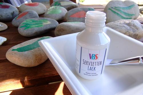 Steine bemalen Serviettenlack
