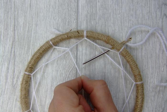 Traumfänger basteln - Netz weben6 Traumfänger selber basteln - Netz weben6