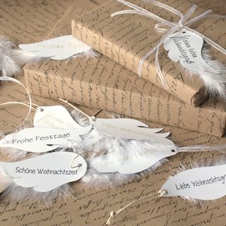 Geschenkanhänger mit Federn 