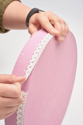 Tablett mit selbstklebenden Spitzenband