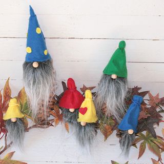 Herbstdeko mit Zapfenwichtel