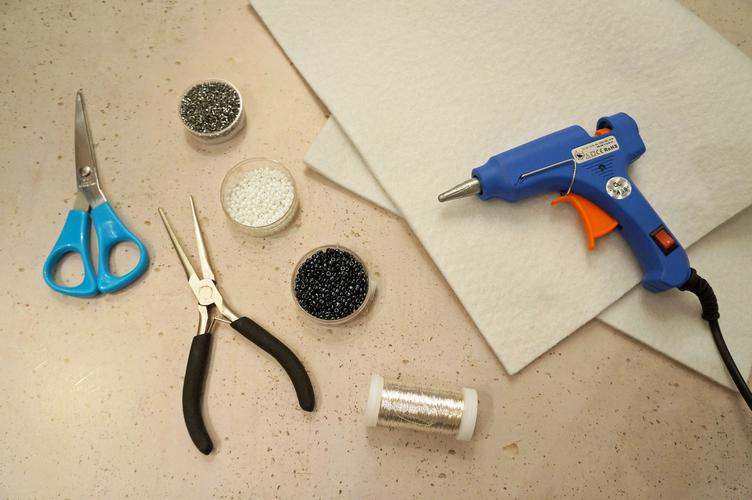 Das ben&ouml;tigte Material f&uuml;r die Perlensterne