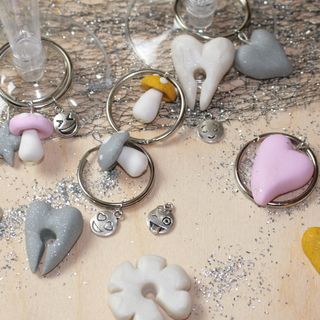 Glasmarkieren für Sekt Gläser Deko für Silvester selber machen