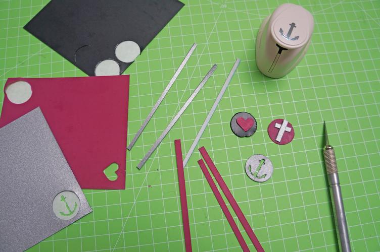 Taufkerze: Dekoration aus Wachs Wachselemente ausschneiden und formen für die Kerzen Gestaltung