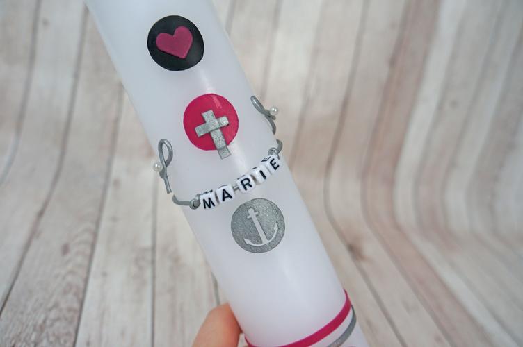 Taufkerze: Wachselemente platzieren Die verschiedenen Wachsmotive auf die Taufkerze platzieren