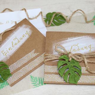 Einladungskarten im tropical Greenery Stil
