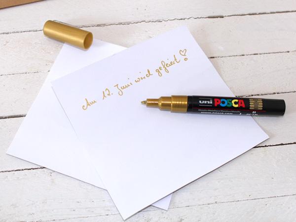 Sommerparty Einladungskarten: Einladung fertigstellen Einladungstext auf Papier schreiben und reinlegen