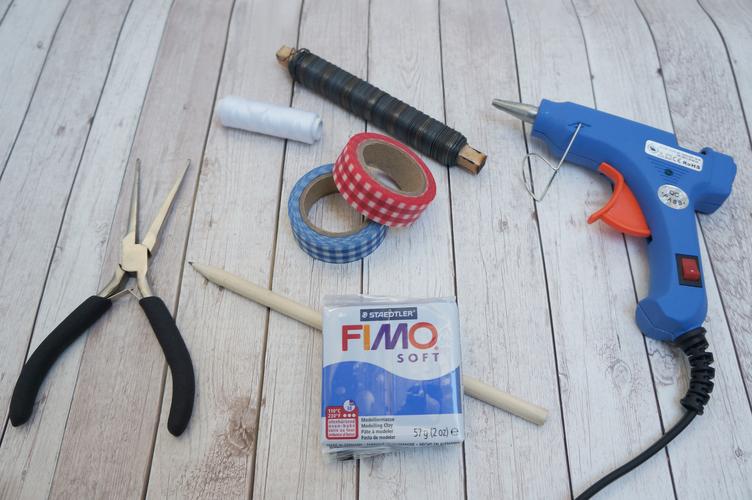 Material f&uuml;r den T&uuml;rkranz wie Draht, N&auml;hgarn und Fimo