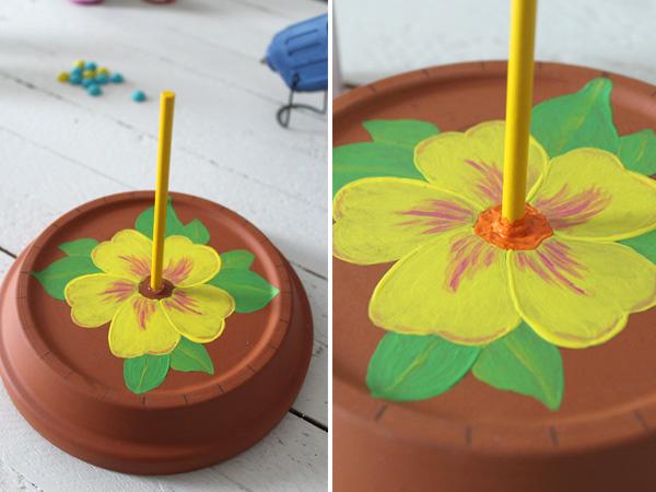 Sonnenuhr fertigstellen mit einem Bambusstab in der Mitte