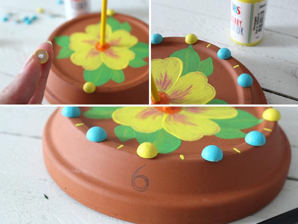 Am Rand des Untertellers die Ziffern der Uhr