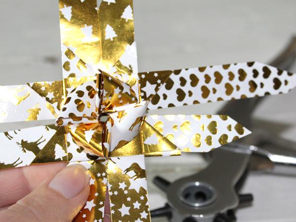 Fröbel Lichterkette: Loch stanzen 1 Lichterkette zu Weihnachten aus Fröbelsternen selber machen