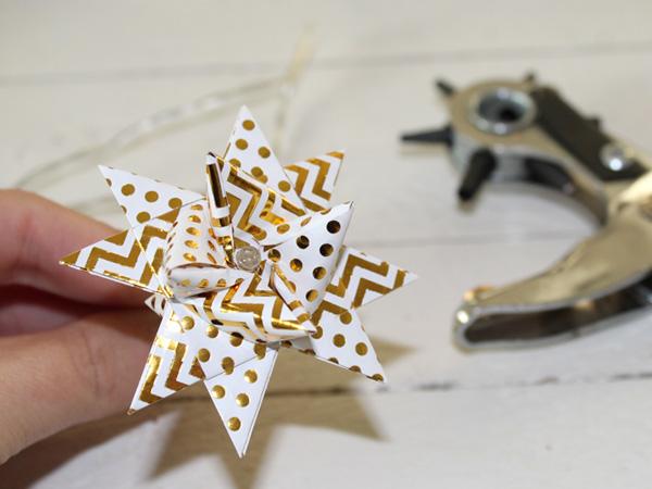 Fröbel chain of light: Loch stanzen 2