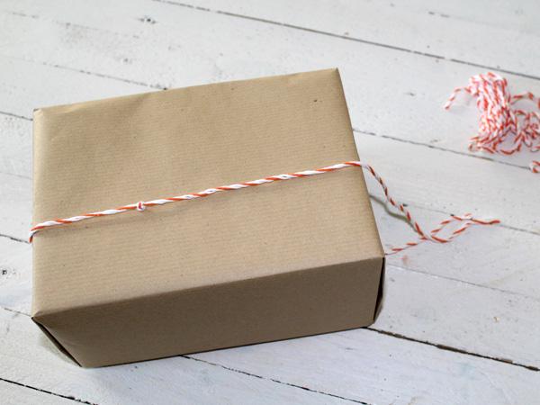 Geschenkverpackung f&uuml;r Weihnachten einfach selber basteln mit tollen Schneemannan-Anh&auml;ngern