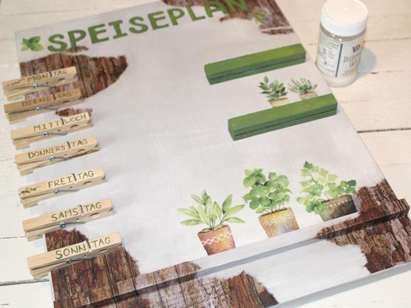 DIY Wöchentlicher Speiseplan: Aufkleben und Verzieren Zaunlatten und Klammern auf die Grundplatte kleben