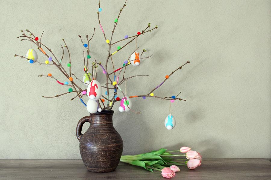 Bunter Osterstrauch mit Pompons gestalten