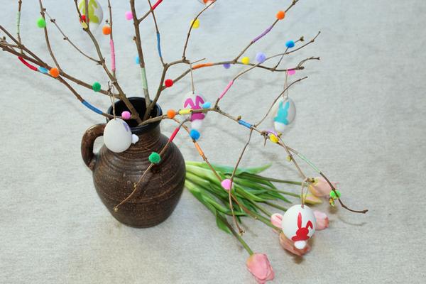 Anleitung: bunter Osterstrauch - Ergebnis Farbenfroher Osterstrauch mit Pompons