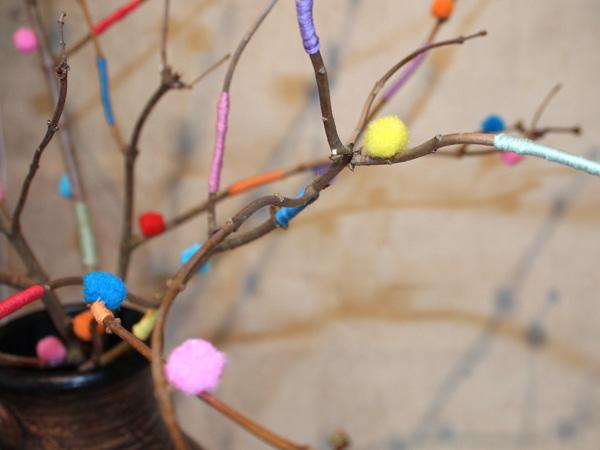 Anleitung: bunter Osterstrauch - Bänder und Pompons Äste mit Bändern und Pompons verzieren
