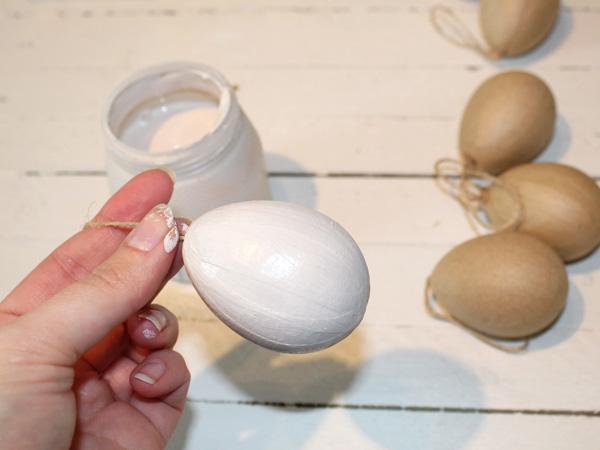 Anleitung: bunter Osterstrauch - Ostereier grundieren Ostereier mit weißer Farbe grundieren