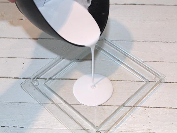 Fliesen gießen: Kera Flott einfüllen Fließen selber gießen mit Kera Flott. Kostenlose Anleitung