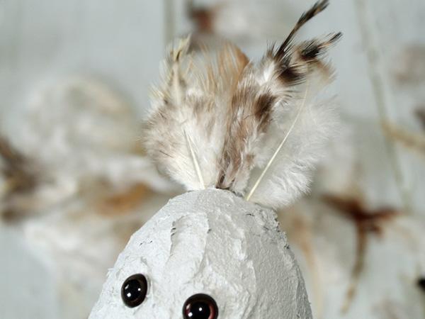 Küken in Betonoptik aus Styroporeiern_Federn Küken in Betonoptik aus Styroporeiern