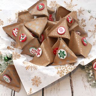 Zrywany kalendarz wykonany z papierowych narożników