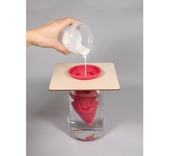 Holder for latex solid moulds