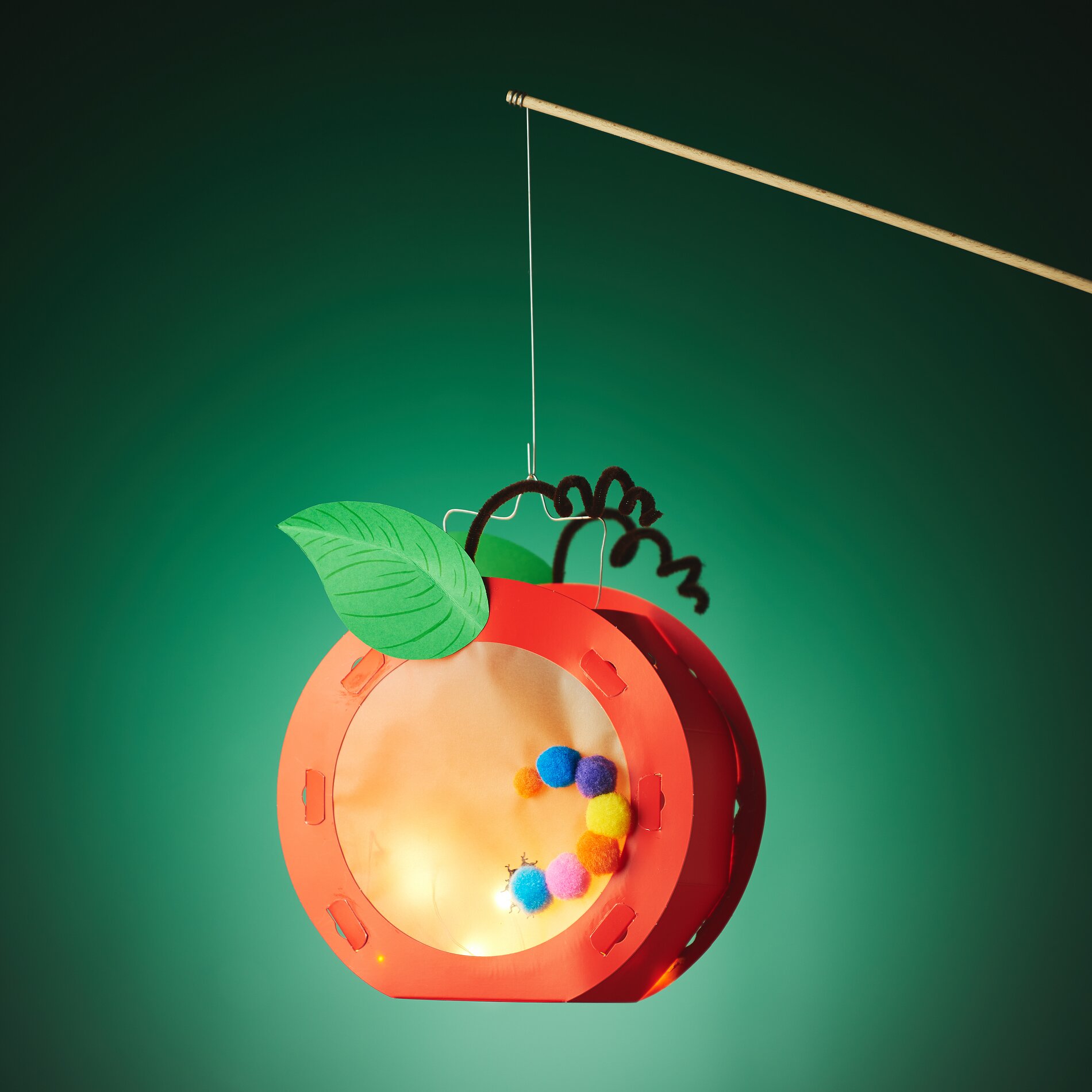 Apfel-Laterne mit Wurm