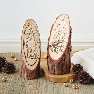 Baumstämmchen mit Brandmalerei