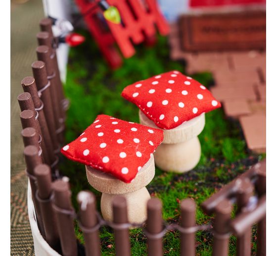 Miniaturowy stolik i taboret