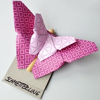 Papierowy motyl na wieszaku do ubrań