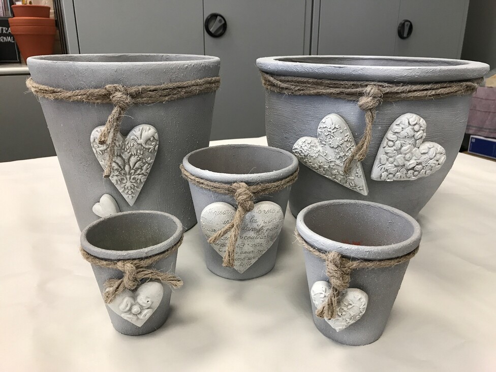 Terrakotta Töpfe im Beton Look mit Beton Herzen