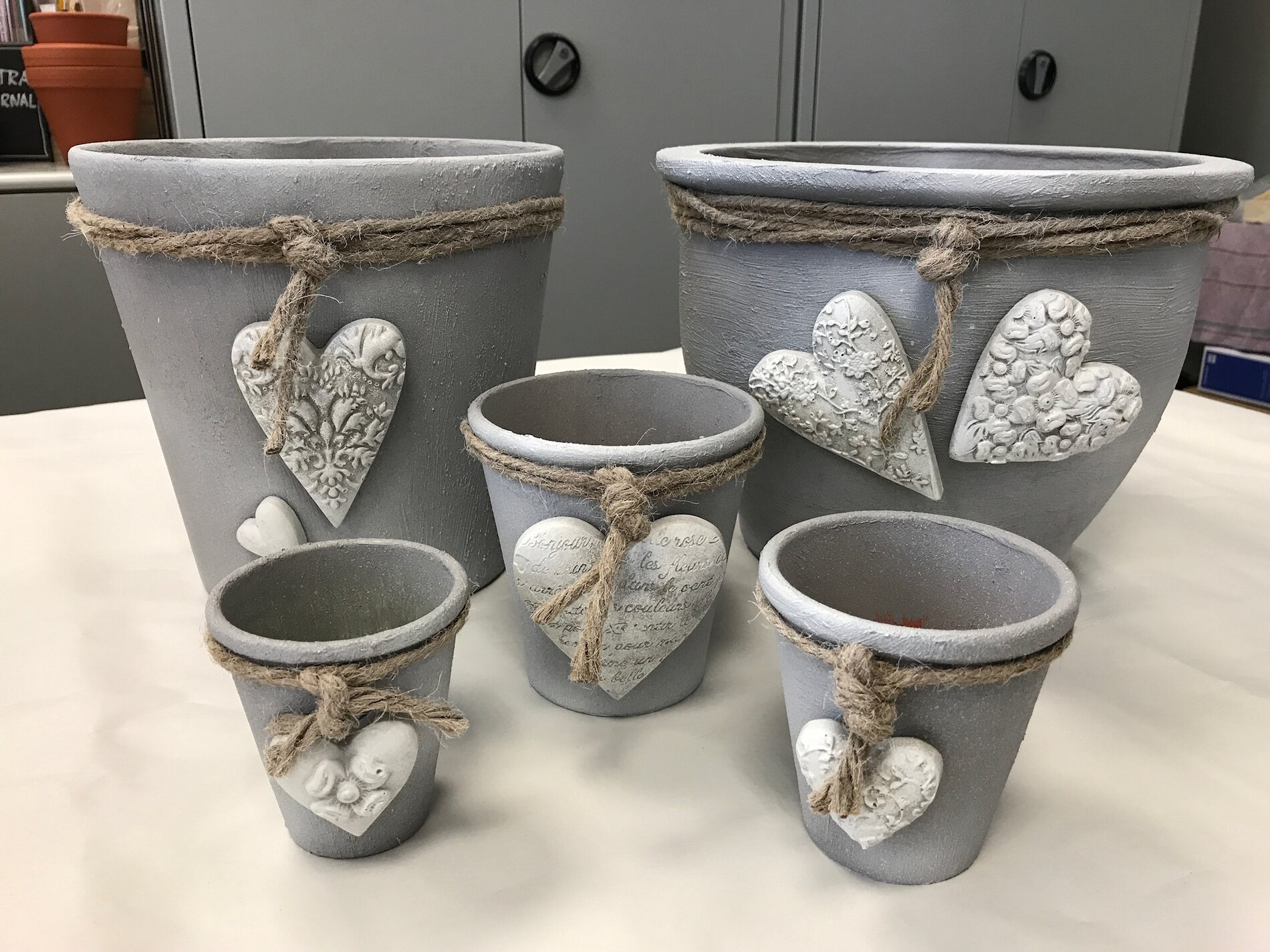 Terrakotta Töpfe im Beton Look mit Beton Herzen