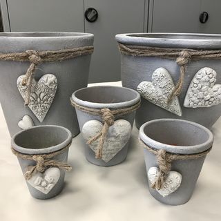 Terrakotta Töpfe im Beton Look mit Beton Herzen