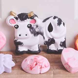 Casting design with coloured raysin