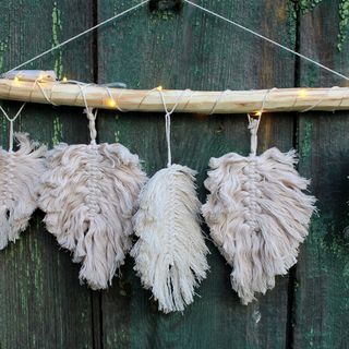 Świecąca girlanda z makramowymi piórami